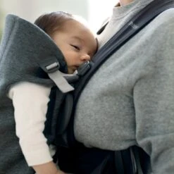 BabyBjörn Mini 3D Jersey Draagzak -Kinderwagen- En Accessoirewinkel babybj rn mini 3d jersey draagzak donkergrijs 2