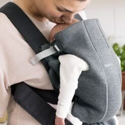 BabyBjörn Mini 3D Jersey Draagzak -Kinderwagen- En Accessoirewinkel babybj rn mini 3d jersey draagzak donkergrijs 3