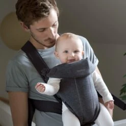 BabyBjörn Mini 3D Jersey Draagzak -Kinderwagen- En Accessoirewinkel babybj rn mini 3d jersey draagzak donkergrijs 4